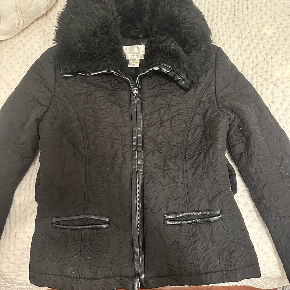 Elegant Black Quilted Jacket with Faux Fur Collar